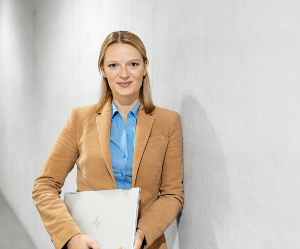 Studentin mit Laptop